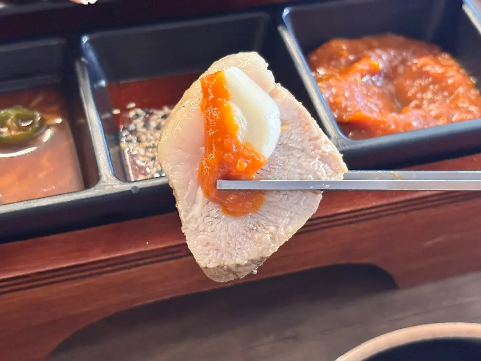새우젓 소스에 찍은 보쌈