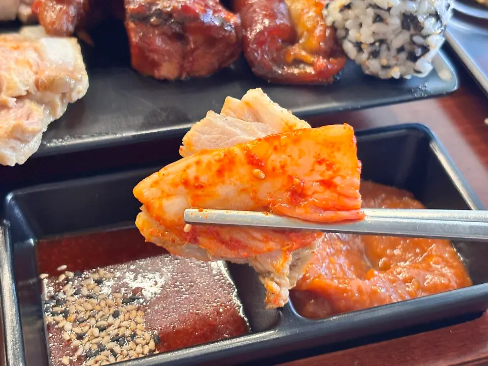 김치와 함께 올린 보쌈 쌈