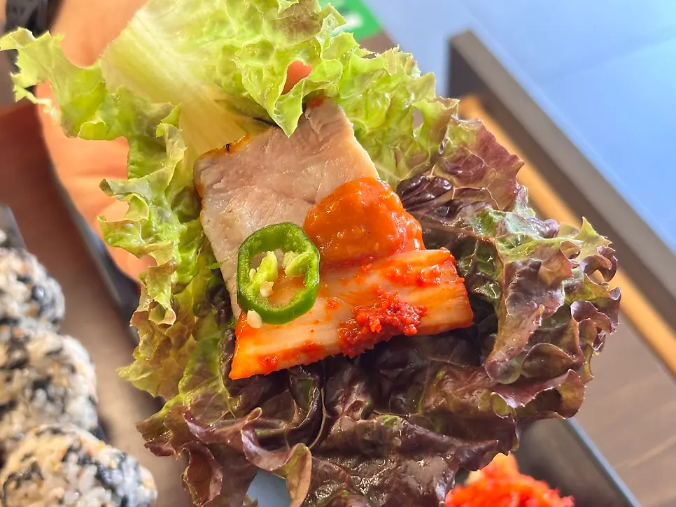 보쌈과 김치를 곁들인 접시