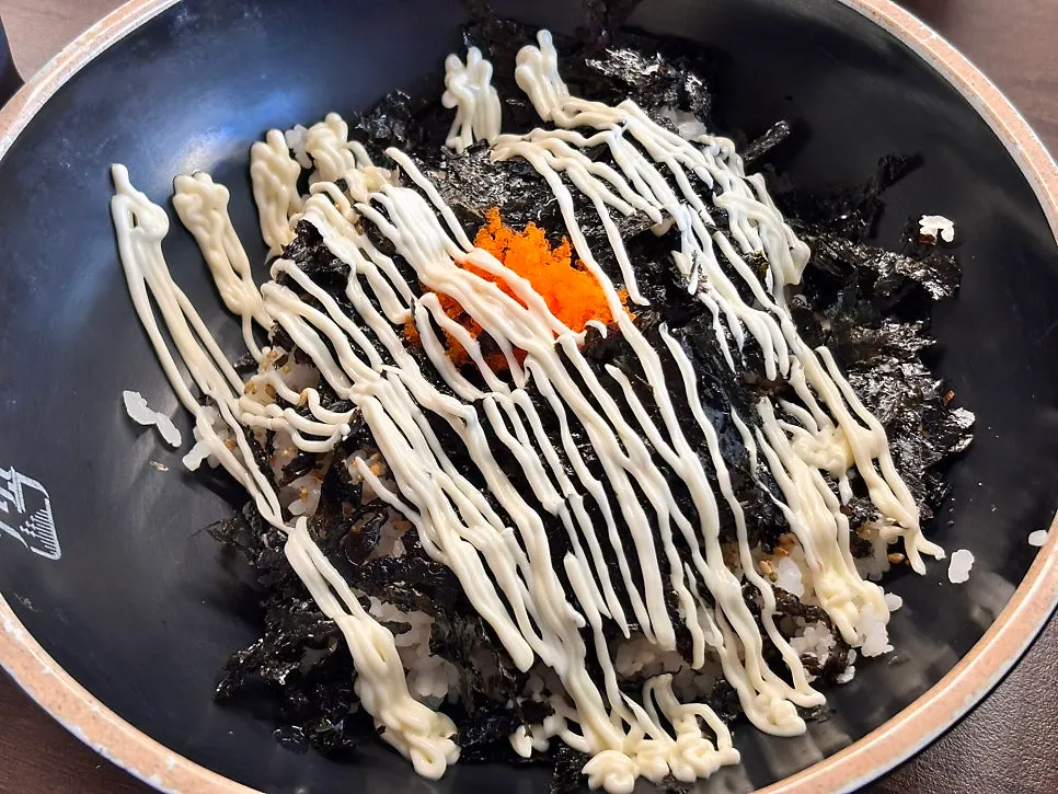 김가루와 마요네즈를 올린 날치알주먹밥