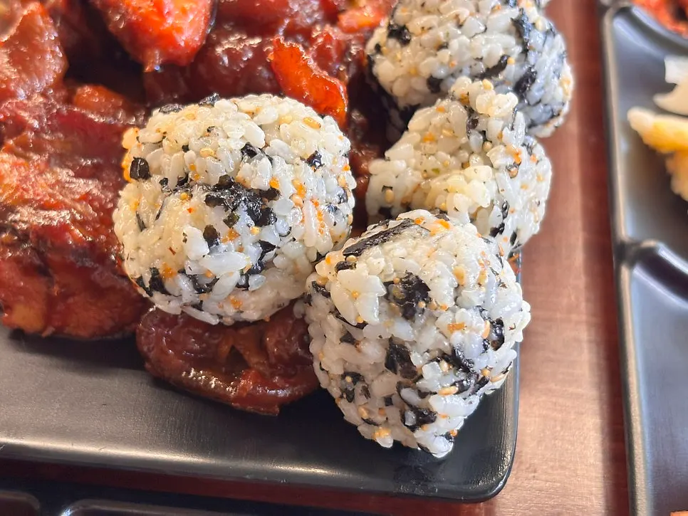 크게 뭉쳐진 날치알주먹밥 여러 알