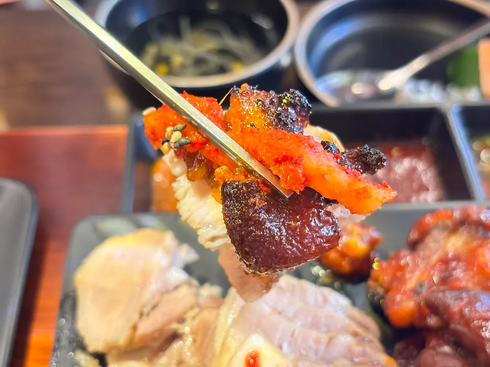 불족발과 보쌈을 함께 올린 한 입