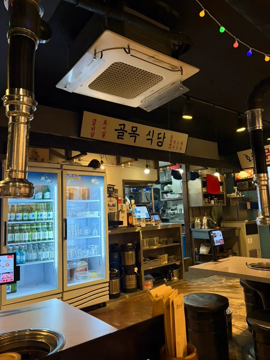 레트로한 분위기의 골목집갈비살 매장 내부