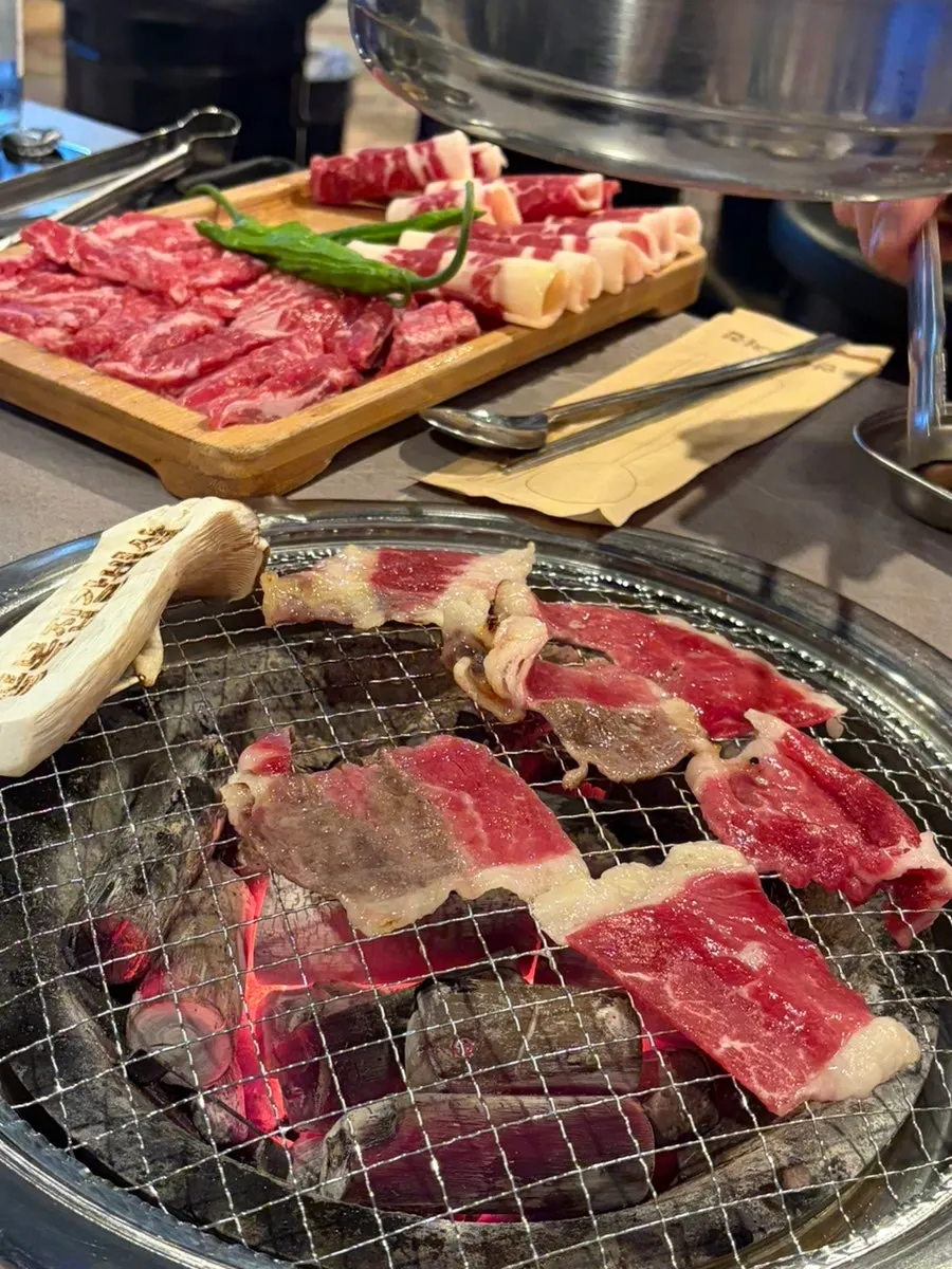 불판에 올린 차돌박이와 갈빗살