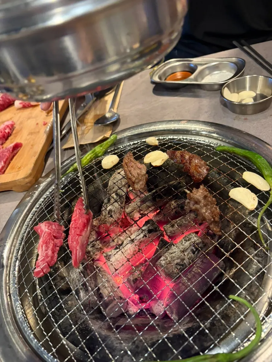 노릇하게 구워진 갈빗살