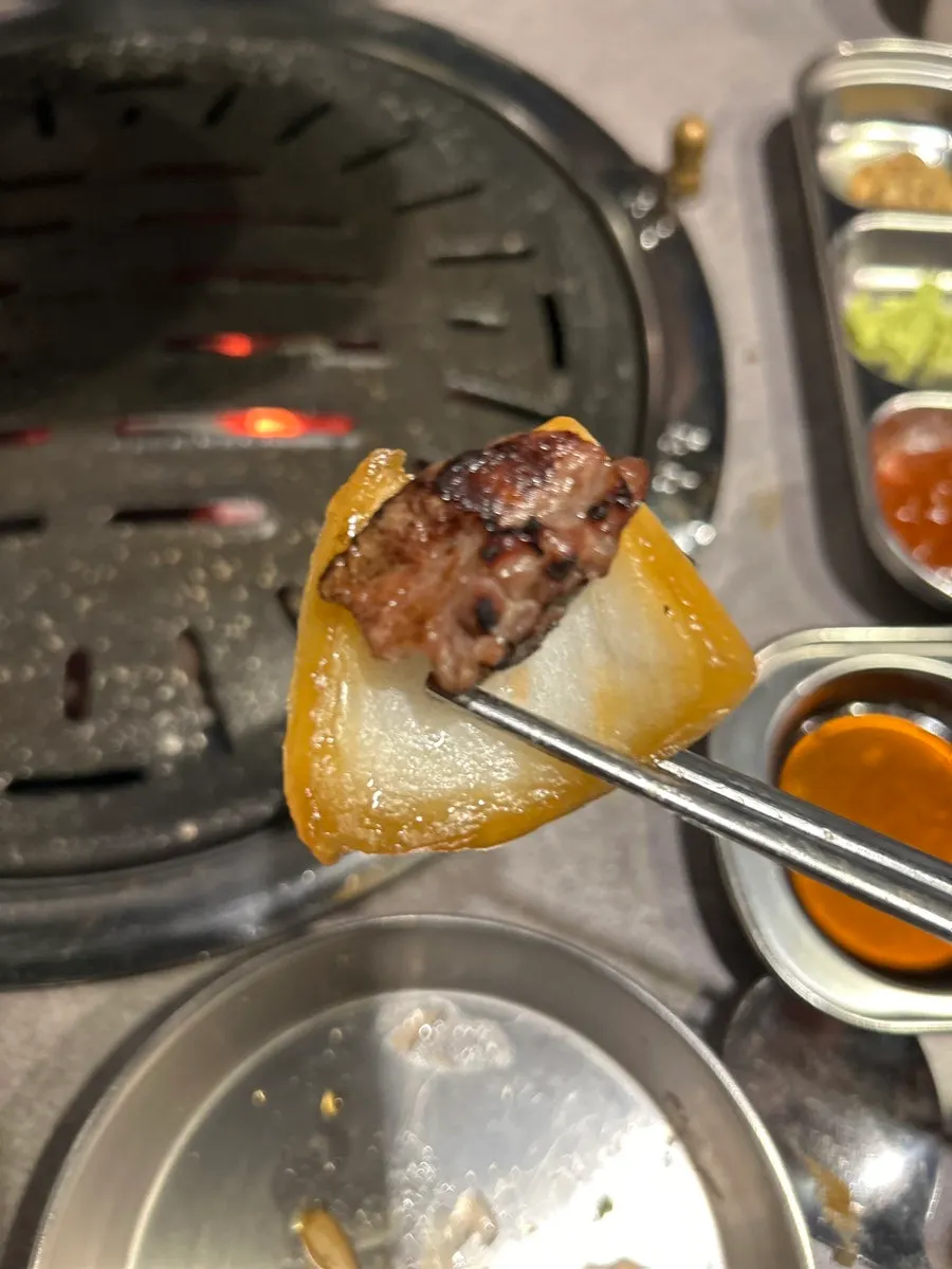 시원하게 준비된 소주와 고기