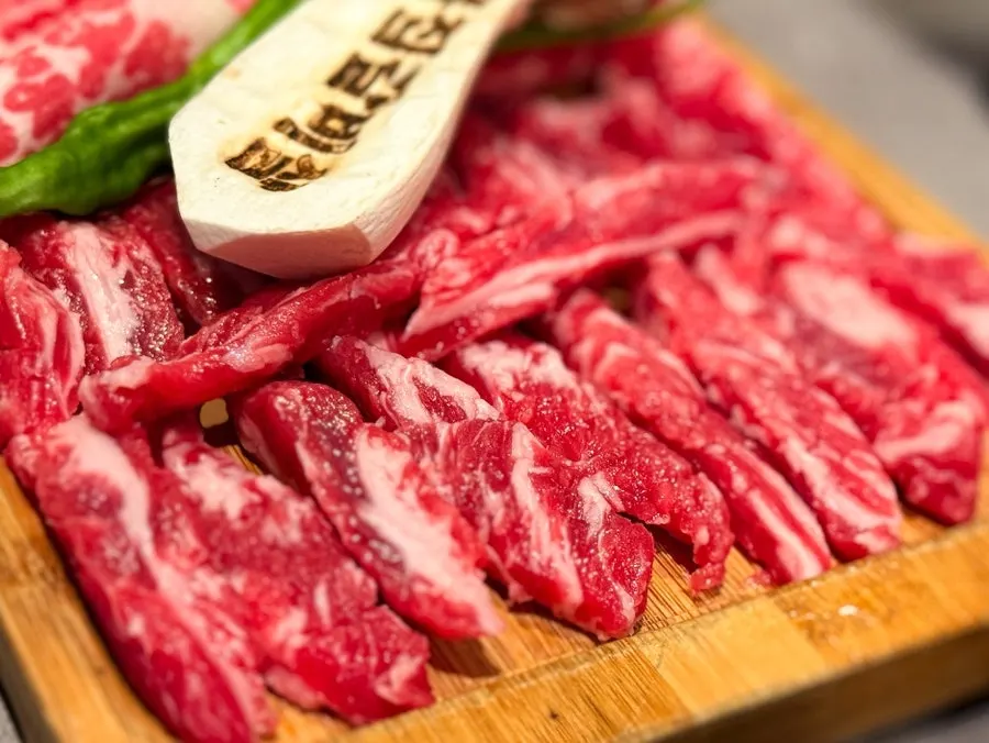 450g beef set served on a wooden tray