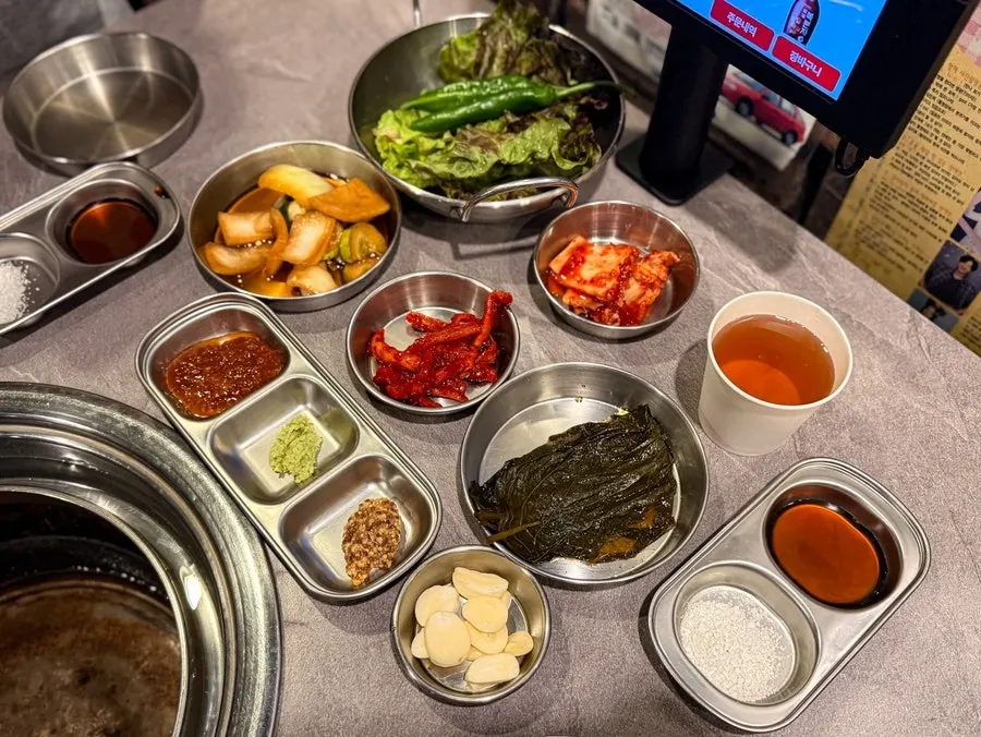 Basic side dishes including lettuce, chili, kimchi, and garlic