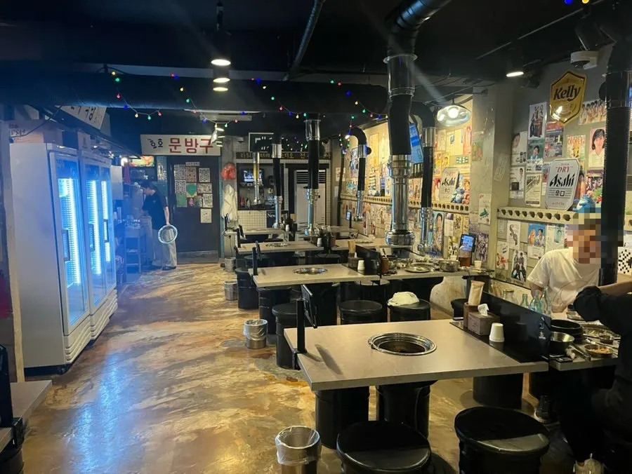 Restaurant interior with a retro alleyway atmosphere