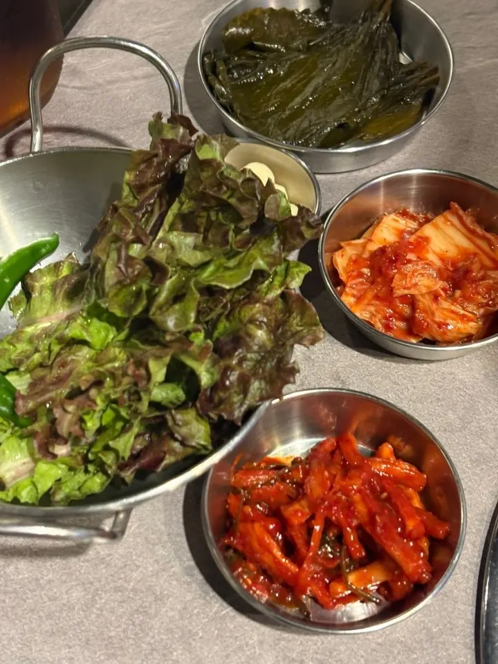 무말랭이 깻잎 김치 등 기본 반찬 상차림