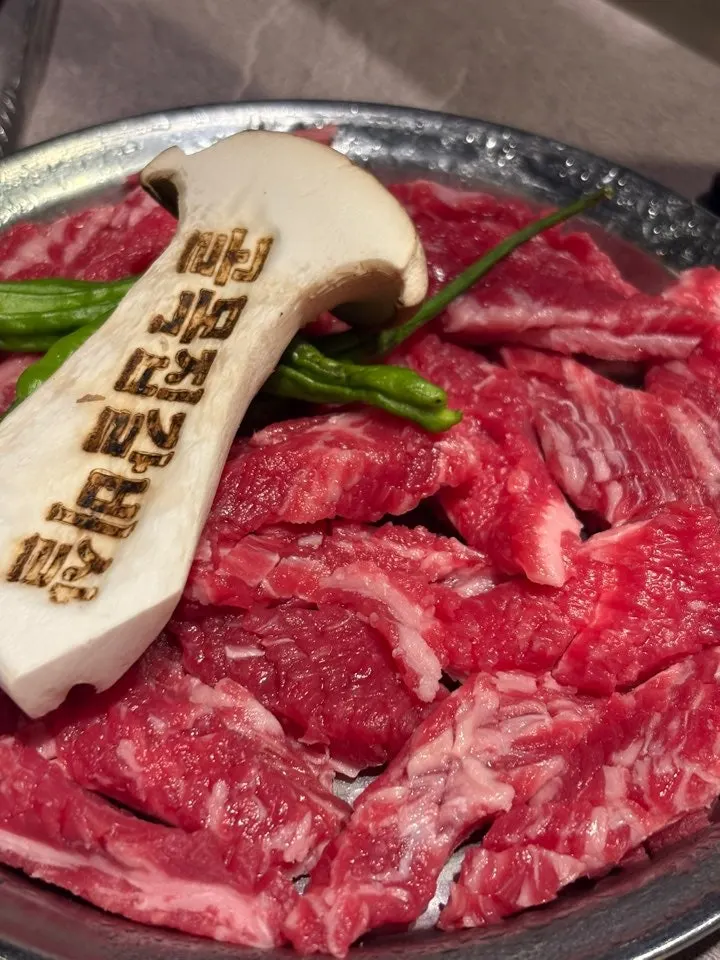주문한 생갈비살 2인분 접시