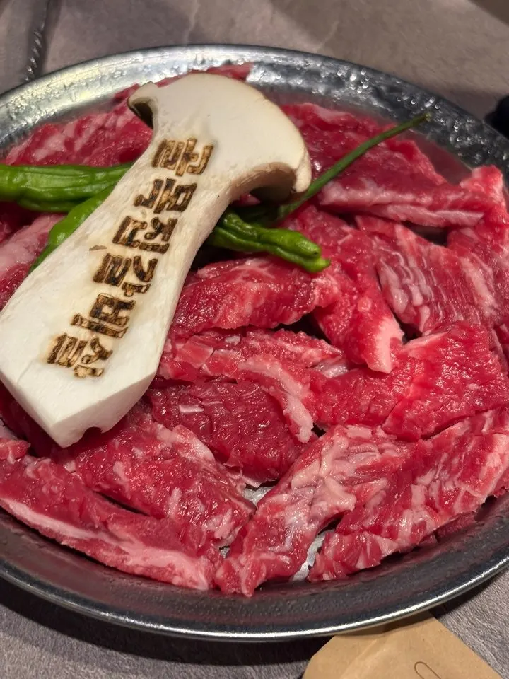불판 위에서 익어가는 생갈비살