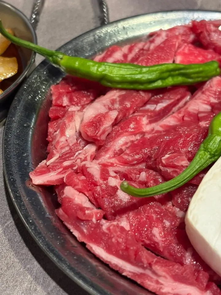 소금과 특제소스에 찍어 먹는 갈비살