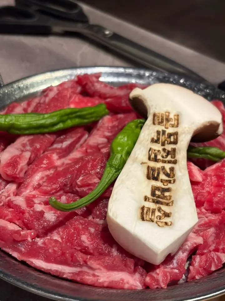 불판 위 갈비살 굽는 중간 모습
