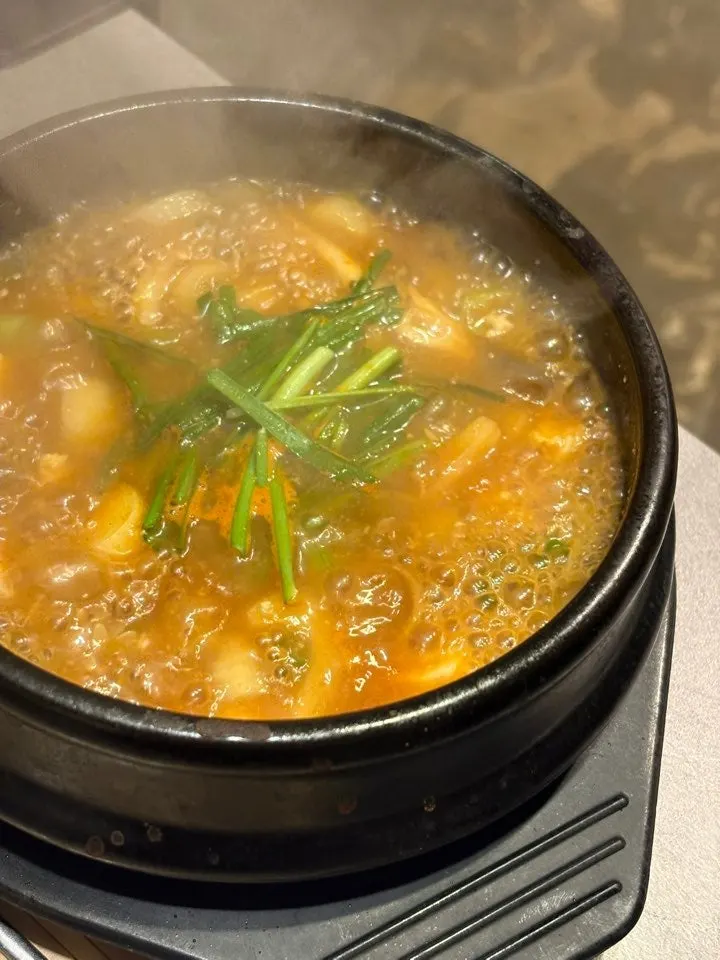 서비스로 나온 된장찌개 뚝배기