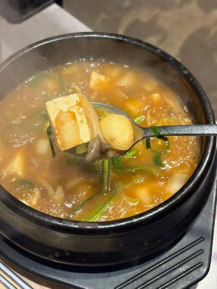 두부와 야채가 든 된장찌개 속