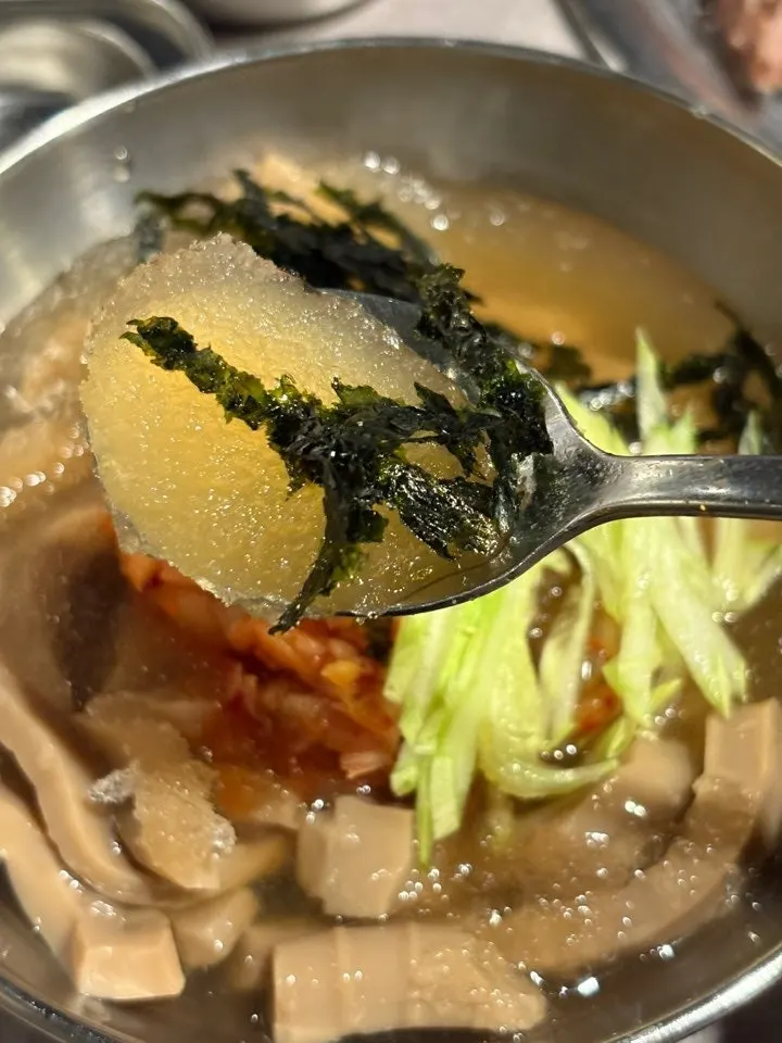 묵사발 한 숟갈 떠먹는 모습