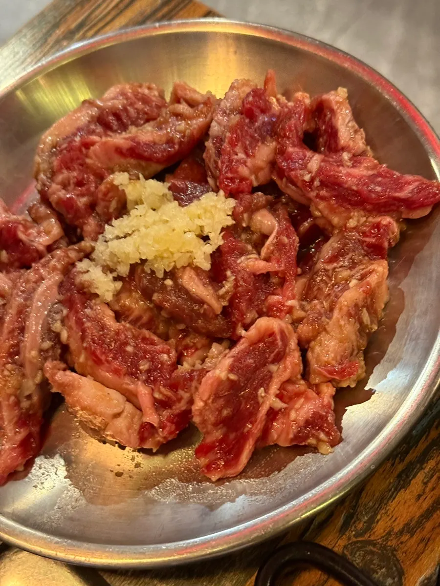 마늘소갈비살 구이 접시