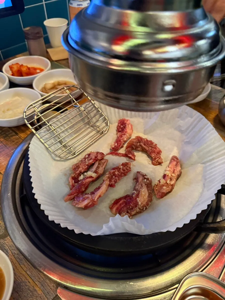 소갈비살과 된장찌개 식사 구성