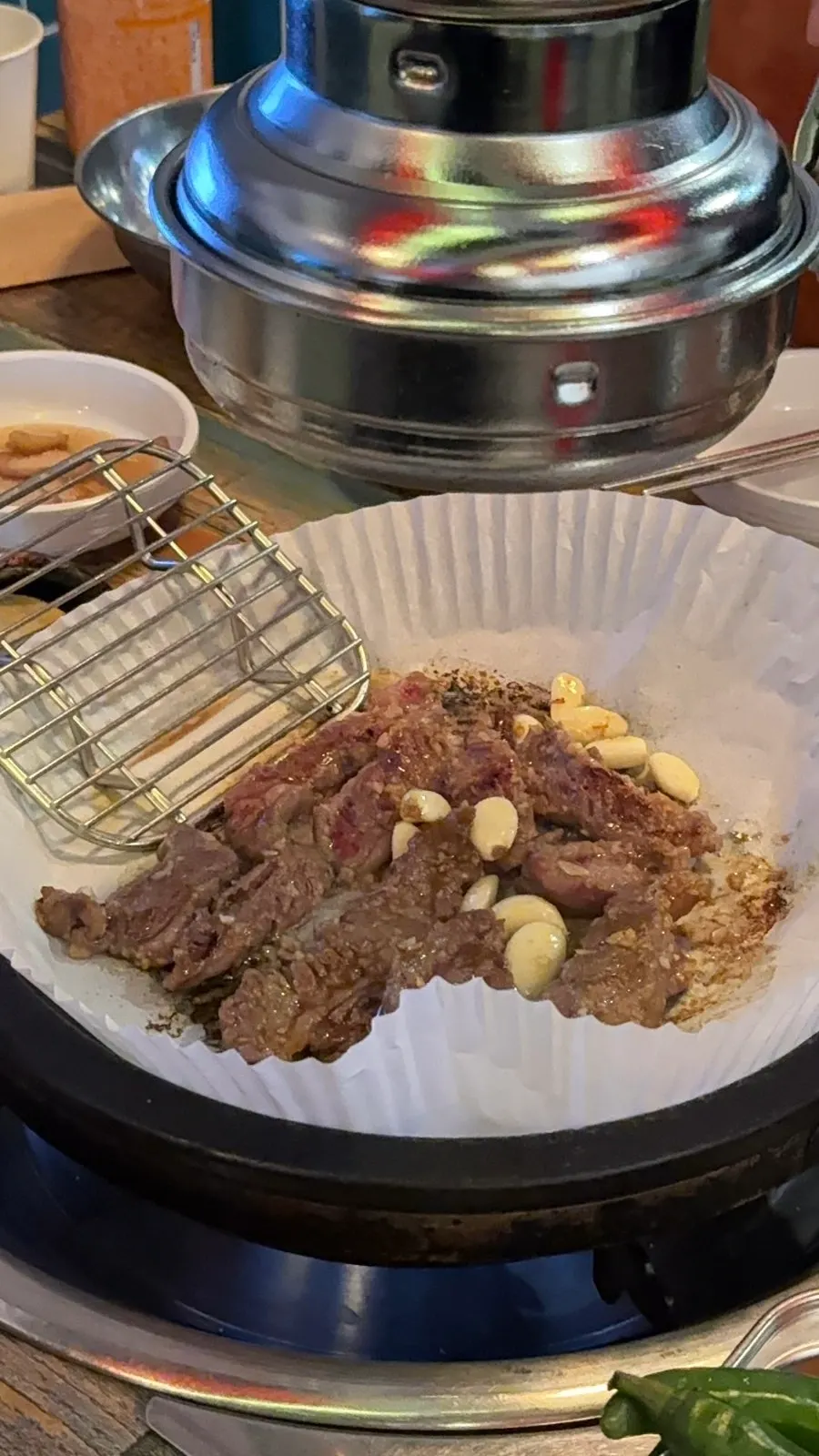 유산지를 깐 불판 위 양념 소갈비살
