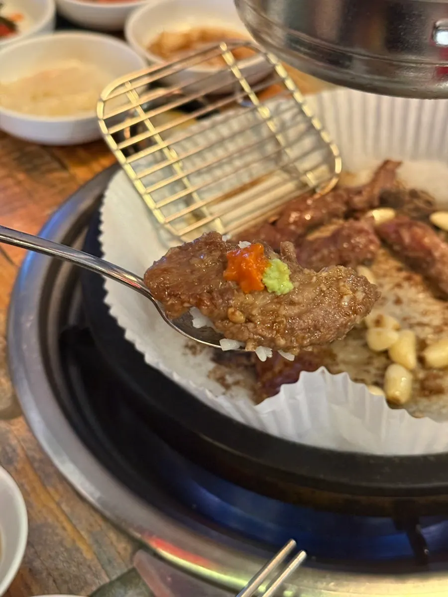 마늘을 가득 올린 소갈비살 한 점