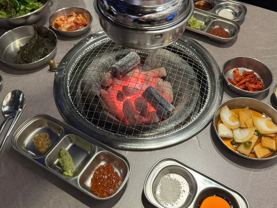 테이블에 올려진 타오르는 숯불