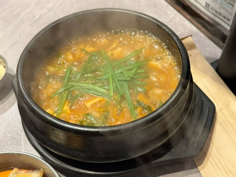 생와사비와 홀그레인 머스타드가 포함된 기본 찬