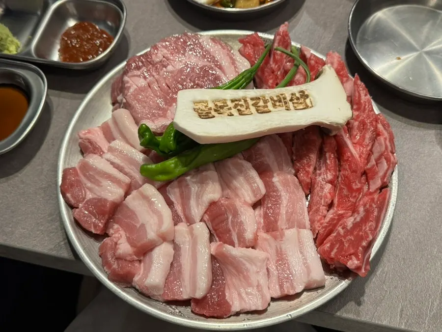 갈비살이 들어간 기본 된장찌개