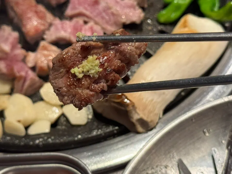 다 익은 모둠 고기가 놓인 불판