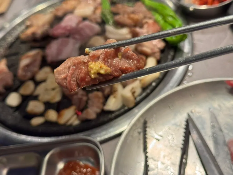 와사비를 올린 소갈비살 한 점
