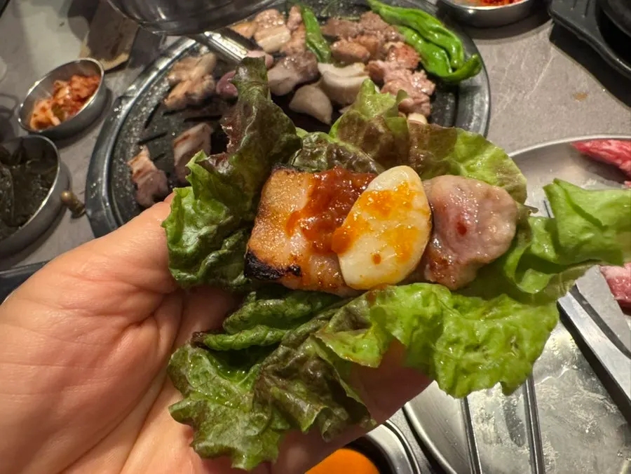홀그레인 머스타드를 올린 목살