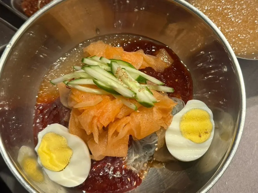 마늘과 쌈장을 올린 삼겹살 쌈