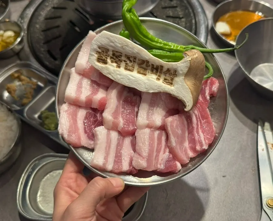 고기와 함께 놓인 비빔냉면 그릇