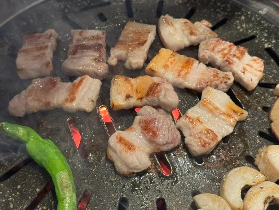 추가로 주문해 불판에 올린 삼겹살
