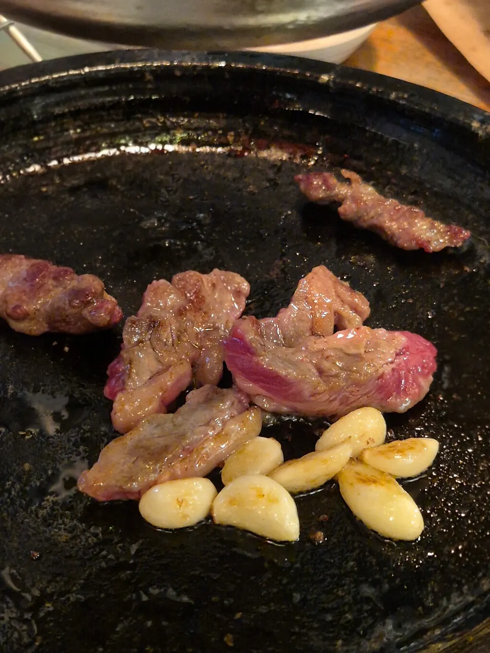 Garlic grilling in beef fat