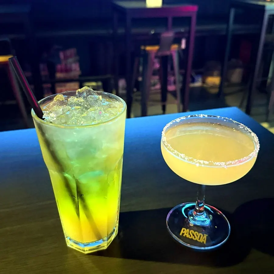 Two cocktails and a snack on the table