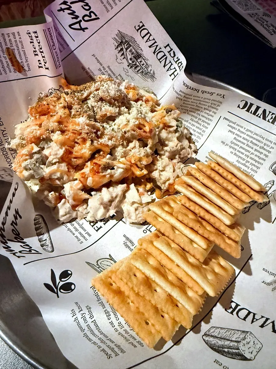 Vegetable-tuna cracker salad snack