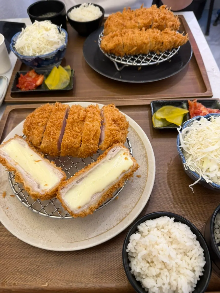 테이블에서 덜어 놓은 샐러드소스와 고추냉이
