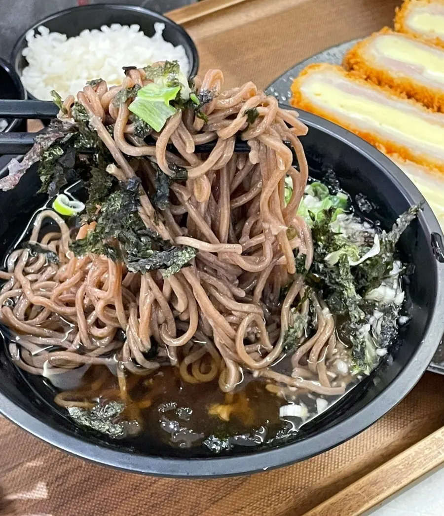 Cold soba noodles and broth with a generous portion of noodles