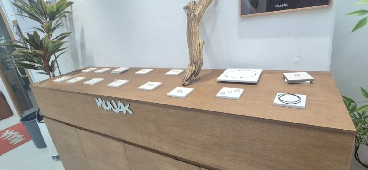 Display shelf with sample rings in different shapes