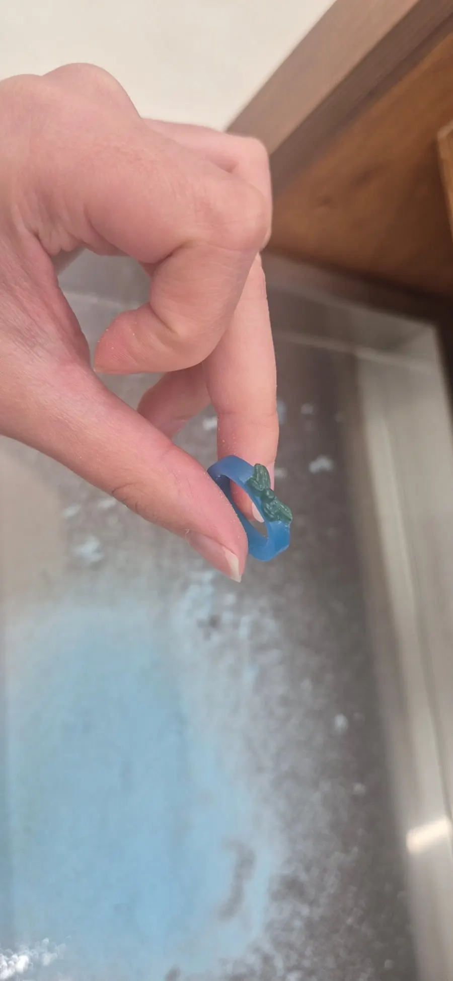 Wing-shaped wax ring made by melting and layering wax