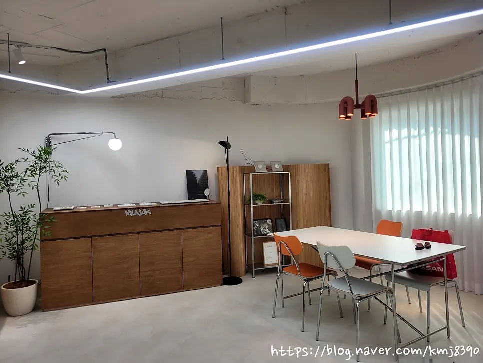 Spacious wood-toned ring workshop interior