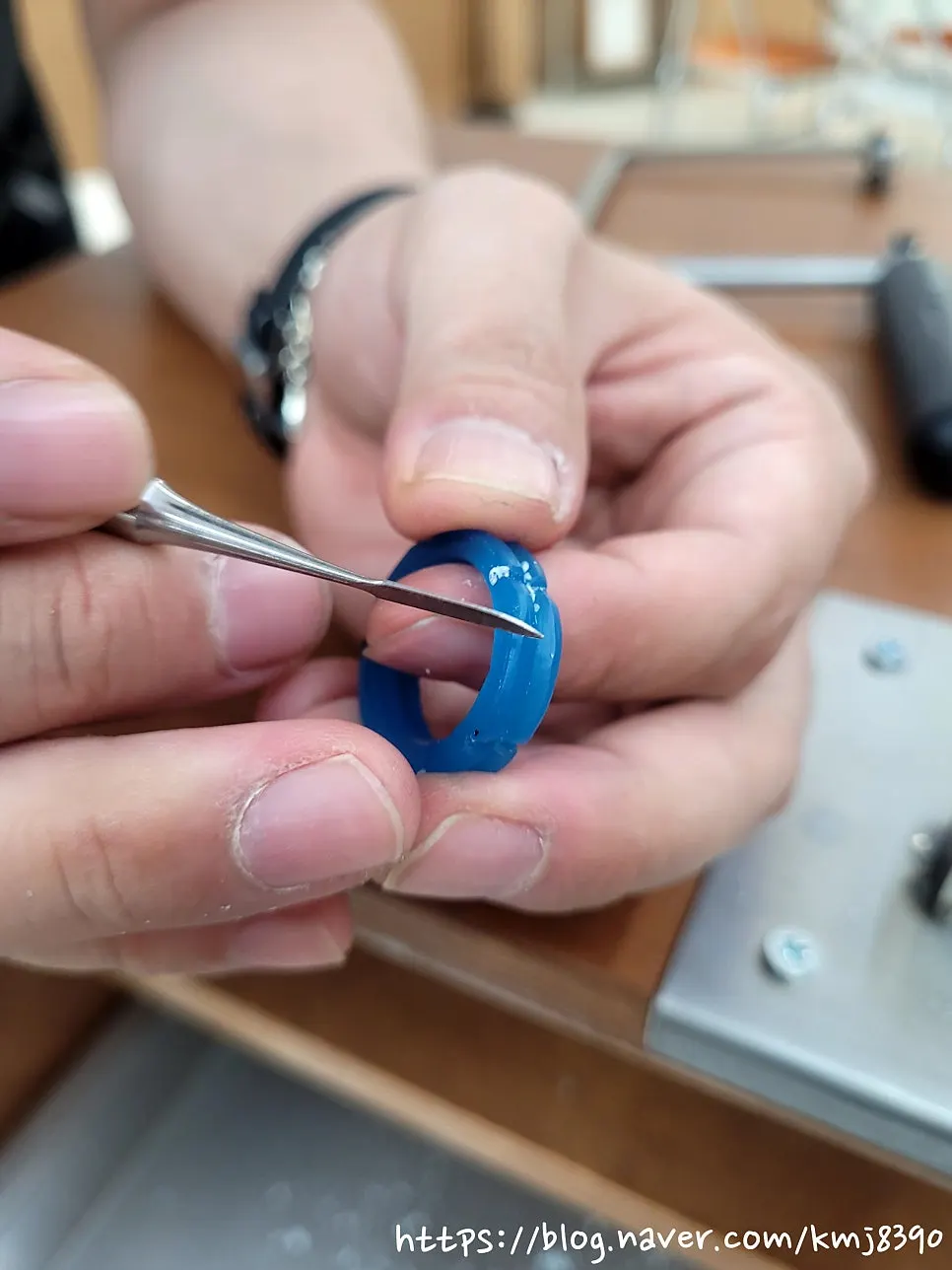 Using carving tools on the ring design
