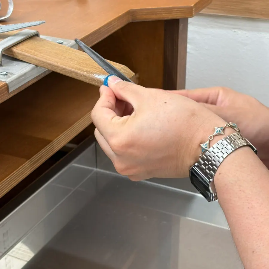 Measuring ring size with vernier calipers