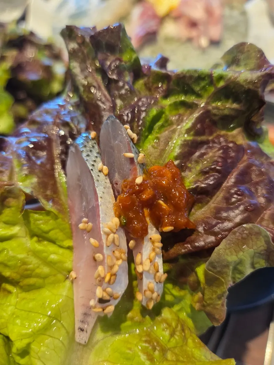 명란젓과 함께 싸 먹는 숭어회