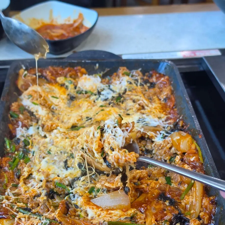 Fried rice sprinkled with snow cheese