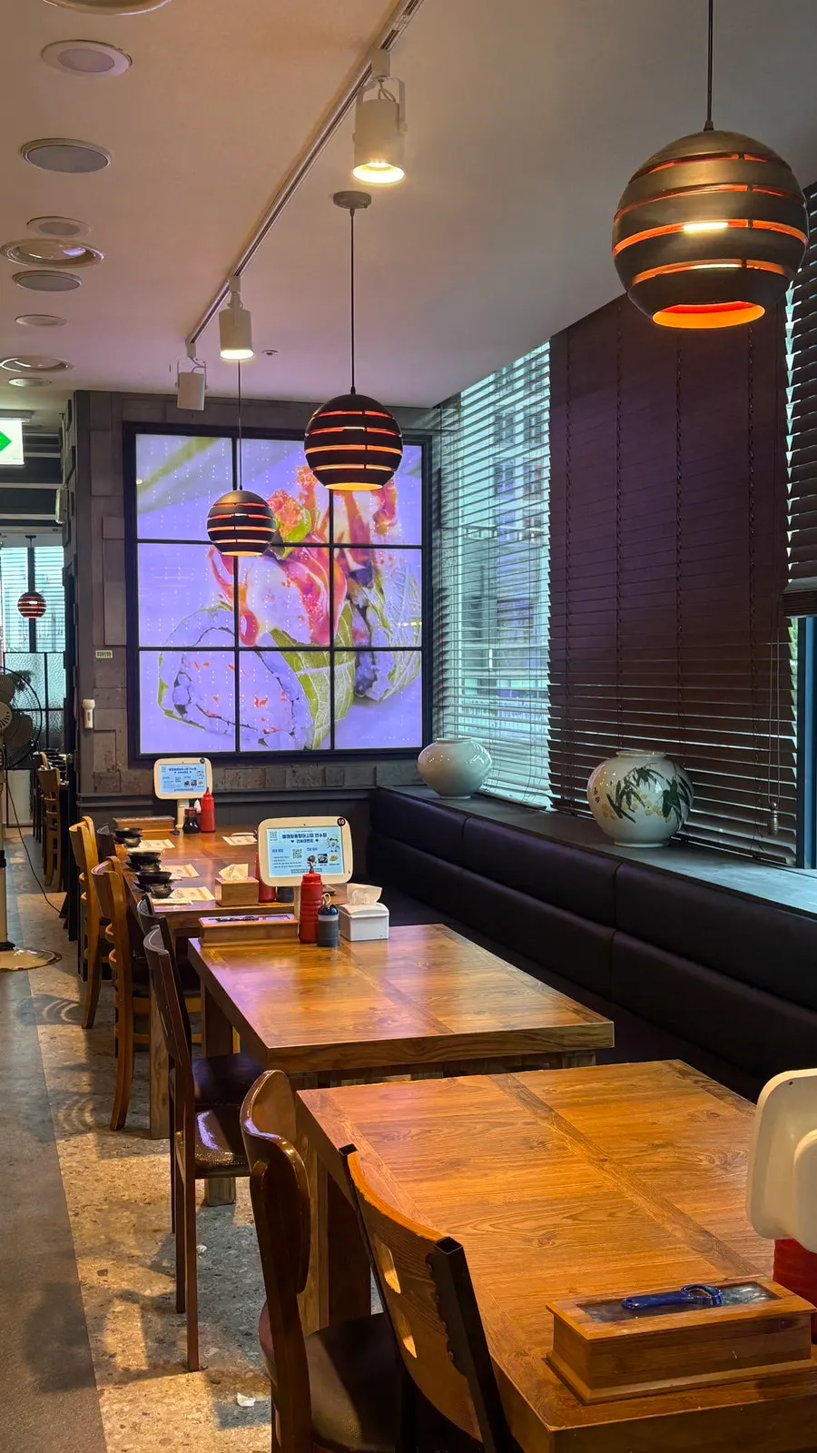 Hall seating at Veteran General Fish Market Incheon Yeonsu Branch