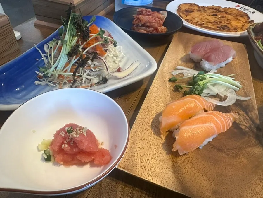 Plate of 4-kind assorted sashimi