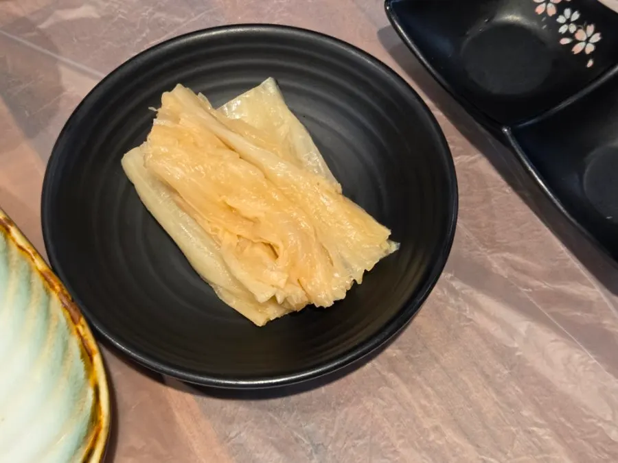 야채무침과 묵은지가 담긴 밑반찬