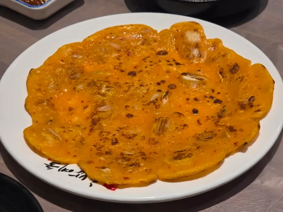 얇게 부쳐 뒤집는 김치전